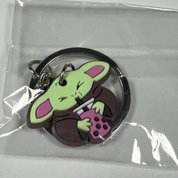 Star Wars The Mandalorian Grogu Baby Yoda Drinking Boba Tea Rubber Keychain - Picture 1 of 3